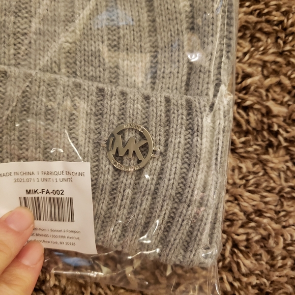 🆕️🌸🌸Michael Kors Grey Pom Beanie🌸🌸 - Picture 6 of 7